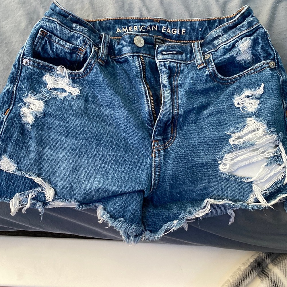 american eagle>ripped jean shorts blue jean size small/2